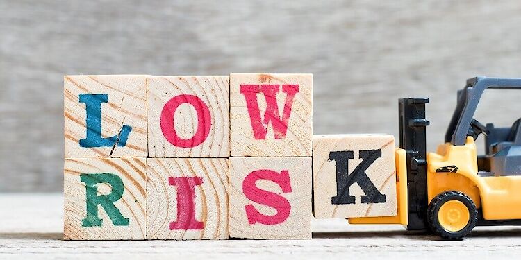 Een heftruck tilt blokjes op waar 'Low Risk' op staat.
