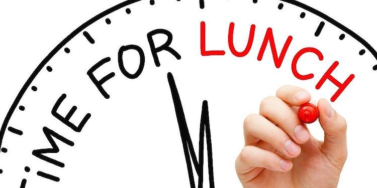 Time for lunch op een whiteboard getekent