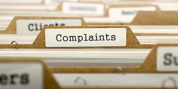 mapje met papieren met complaints