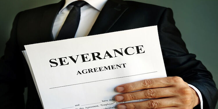 Zakenman met papieren van Severance Agreement in hand