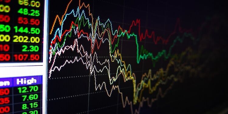 verschillende koersen van aandelen onder elkaar op een digitaal bord