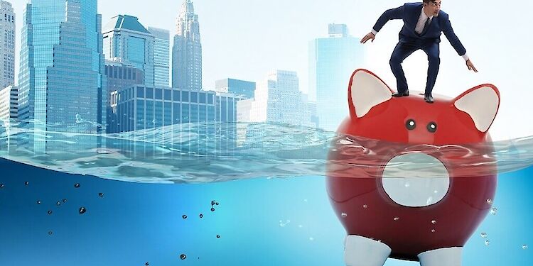 Man staat op een spaarvarken in het water met de skyline van New York op de achtergrond