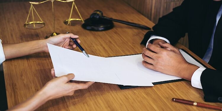 Vrouw die papier laat zien aan man met justitie weegschaal naast hun
