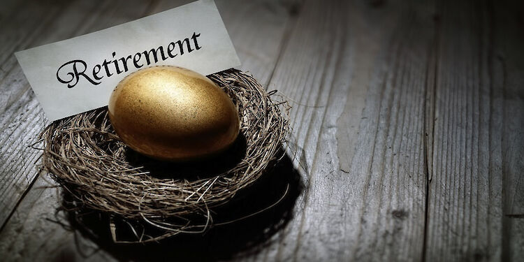 Gouden ei in een nest met een briefje met 'retirement' erbij