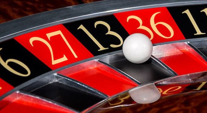 Close up van roulette tafel met bal op nummer 13