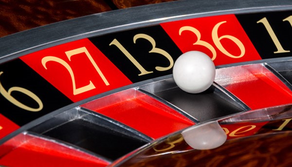 Close up van roulette tafel met bal op nummer 13