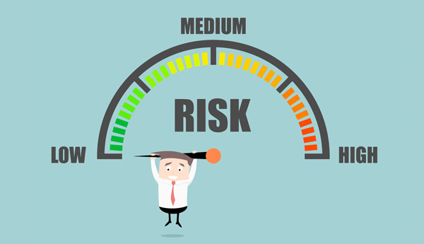 Mannetje die pijl houdt naar low risk op een schaal van laag naar hoog risico.