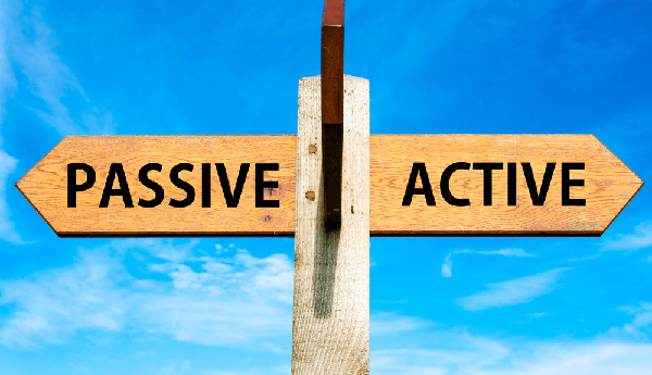 Bord met twee pijlen. Een met passive erop en een met active erop.