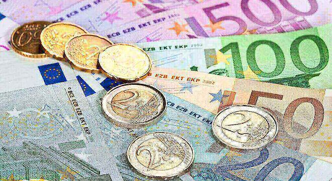 Briefgeld met muntgeld bovenop