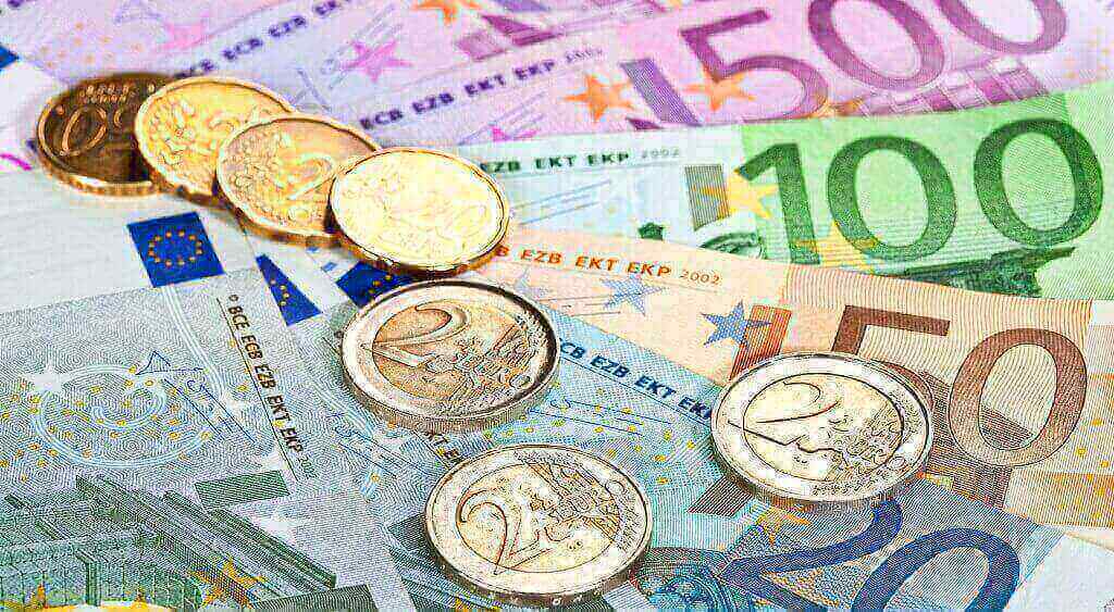 Briefgeld met muntgeld bovenop