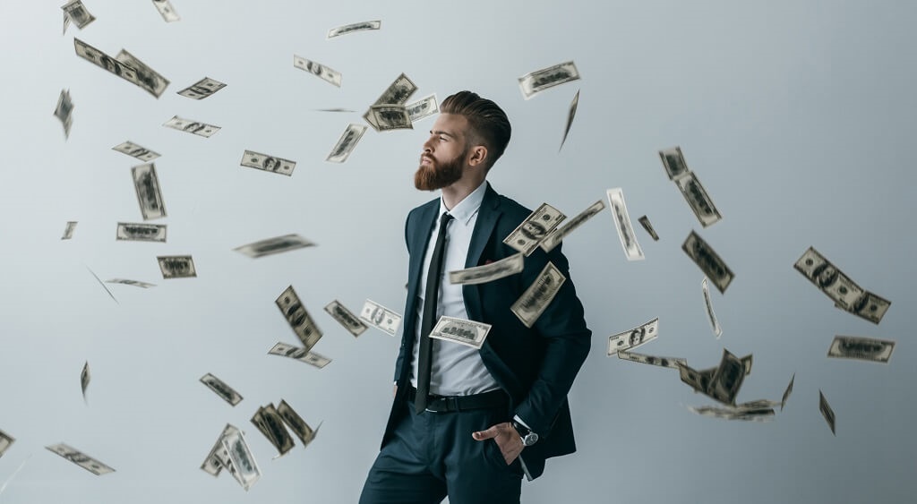 Man die staat met briefgeld wat vliegt om hem heen