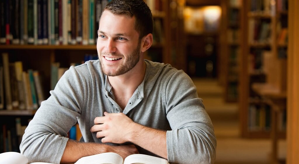Jongen in bibliotheek die kijkt naar buiten