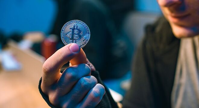 Beleggen in aandelen of cryptomunten: de belangrijkste verschillen op een rijtje