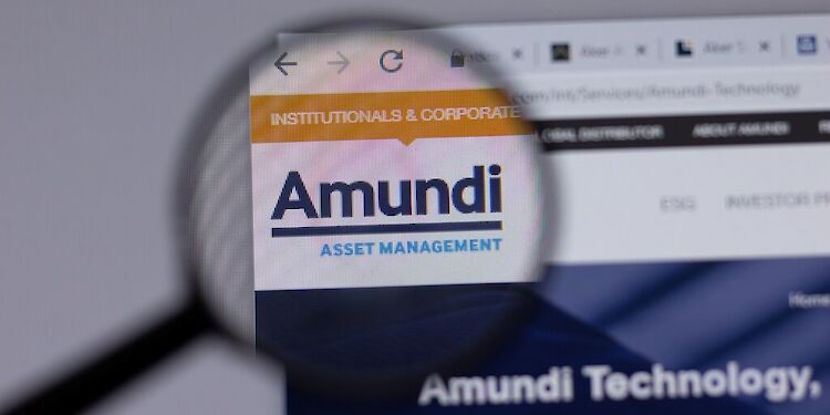 Amundi uitvegroot met vergrootglas