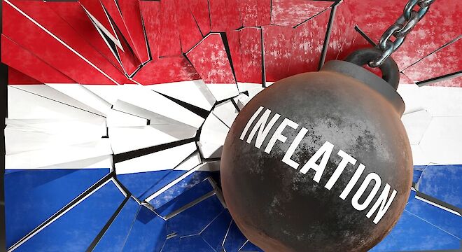 Een sloopkogel met het woord 'inflation' erop die de Nederlandse vlag sloopt