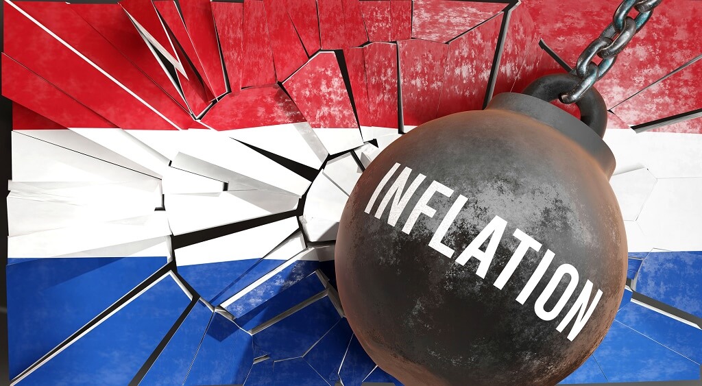 Een sloopkogel met het woord 'inflation' erop die de Nederlandse vlag sloopt
