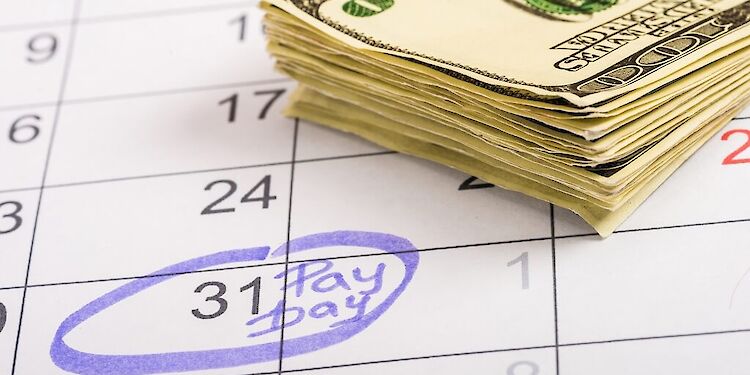 Kalender met payday erop met biljetten