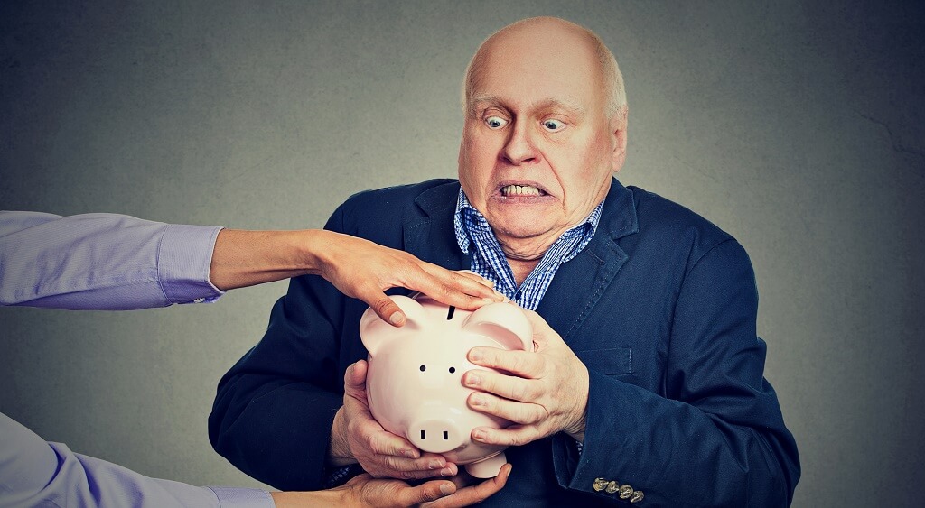 boze man met spaarvarken in hand. twee handen proberen de varken af te pakken.