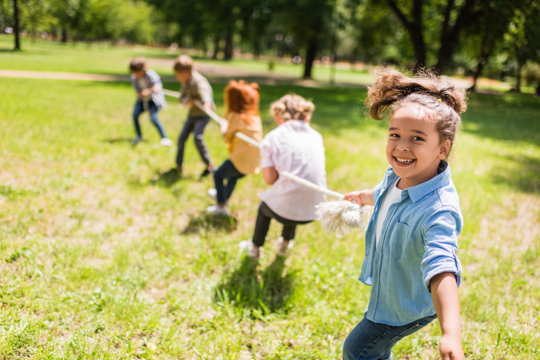 Groep kinderen die touwtje trekken.