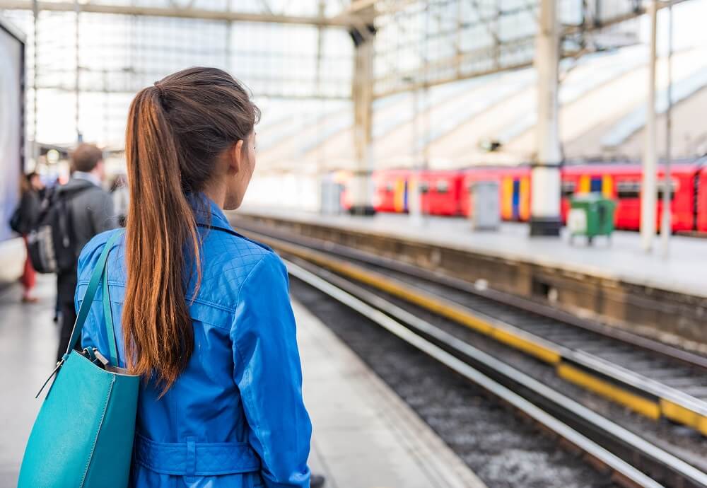 Achteraanzicht van een vrouw bij trein perron