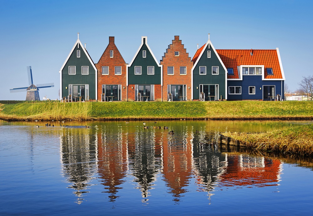 Vijf huisjes en de molen in Volendam.