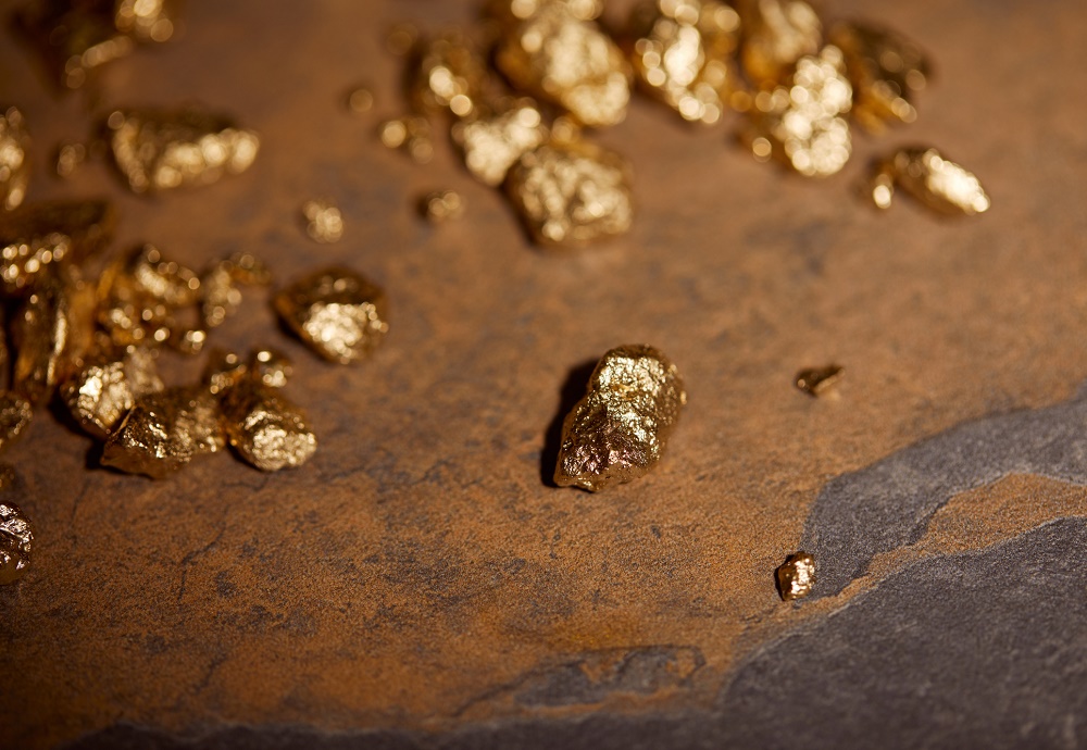 Kleine stukjes goud op de grond.