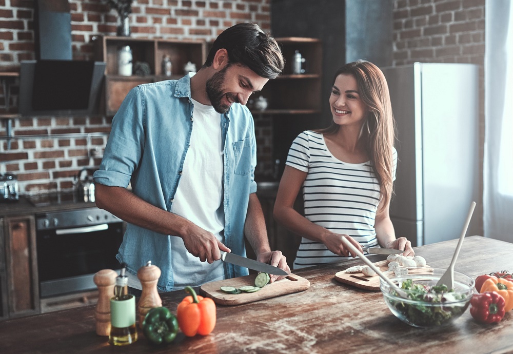Man en vrouw samen koken in keuken.