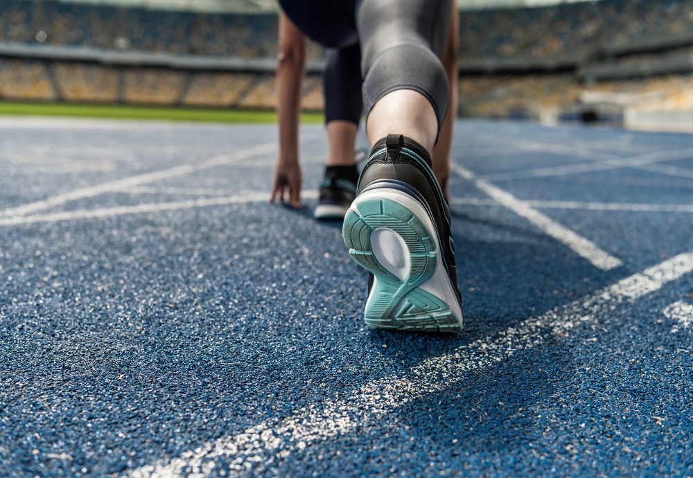 Atleet klaar om te starten op een atletiekbaan.