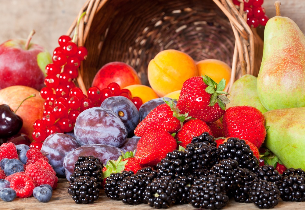 Een omgevallen mand met fruit.