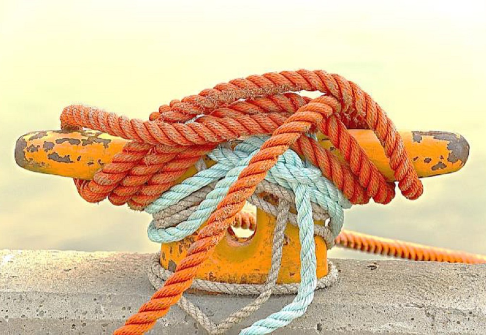 Een klamp met vastgezette lijnen van een boot.