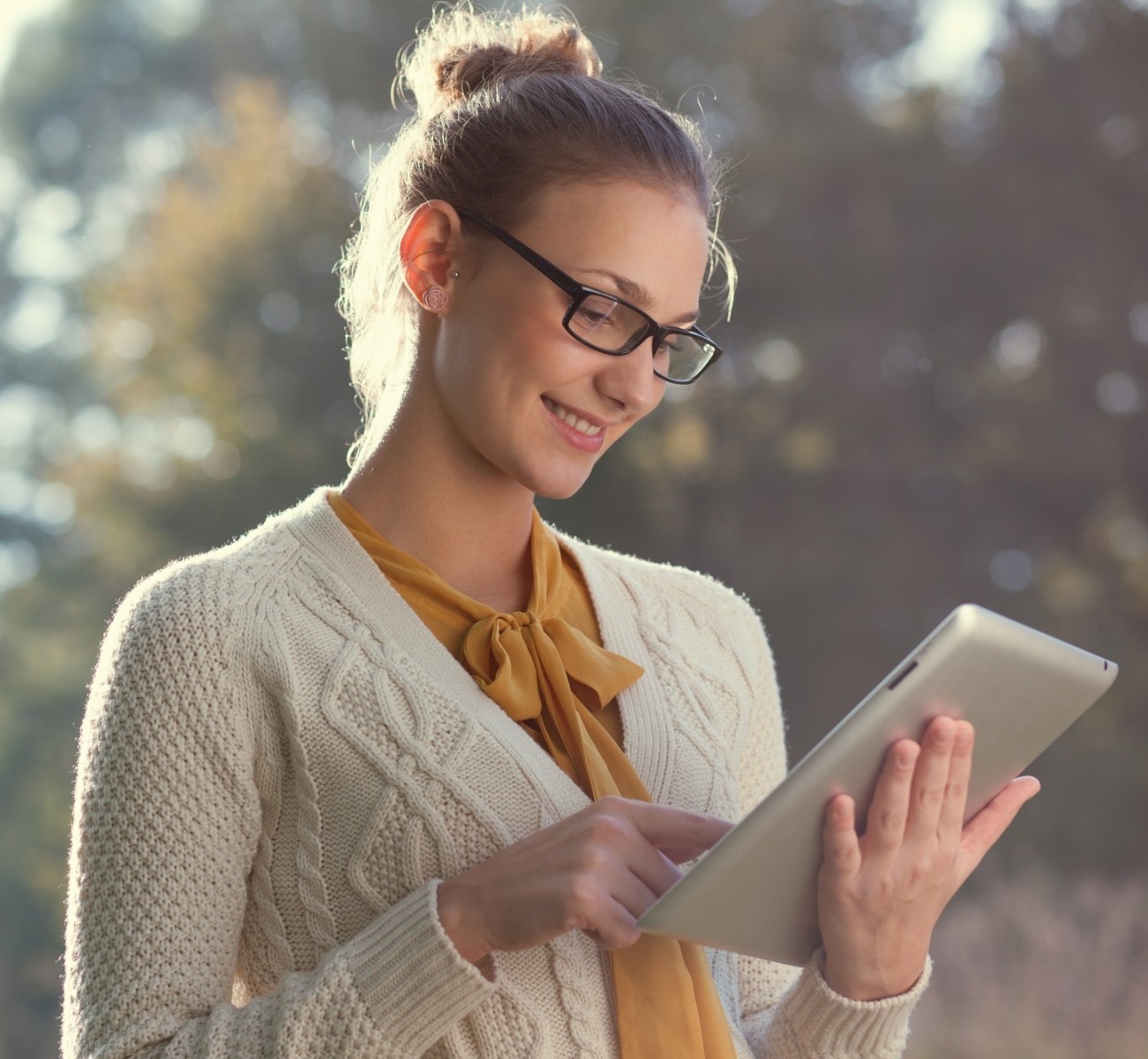 Vrouw met bril kijkend naar ipad.