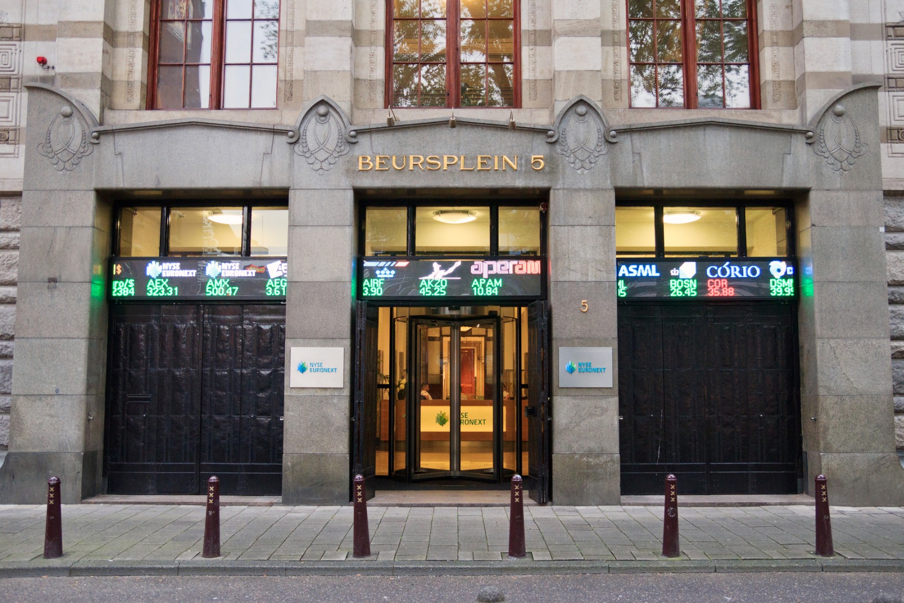 Ingang van Beursplein 5.