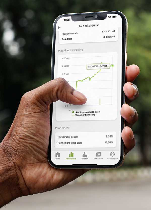 Hand met telefoon met de app van Axento Vermogensbeheer open.