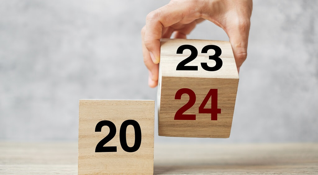 twee houten blokjes. een met 20 erop en een met 23 die wordt omgedraaid naar andere kant met 24 erop