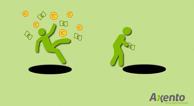 Poppetje die in gat valt met geld die vliegt. Poppetje die kijkt naar gat met geld in hand.